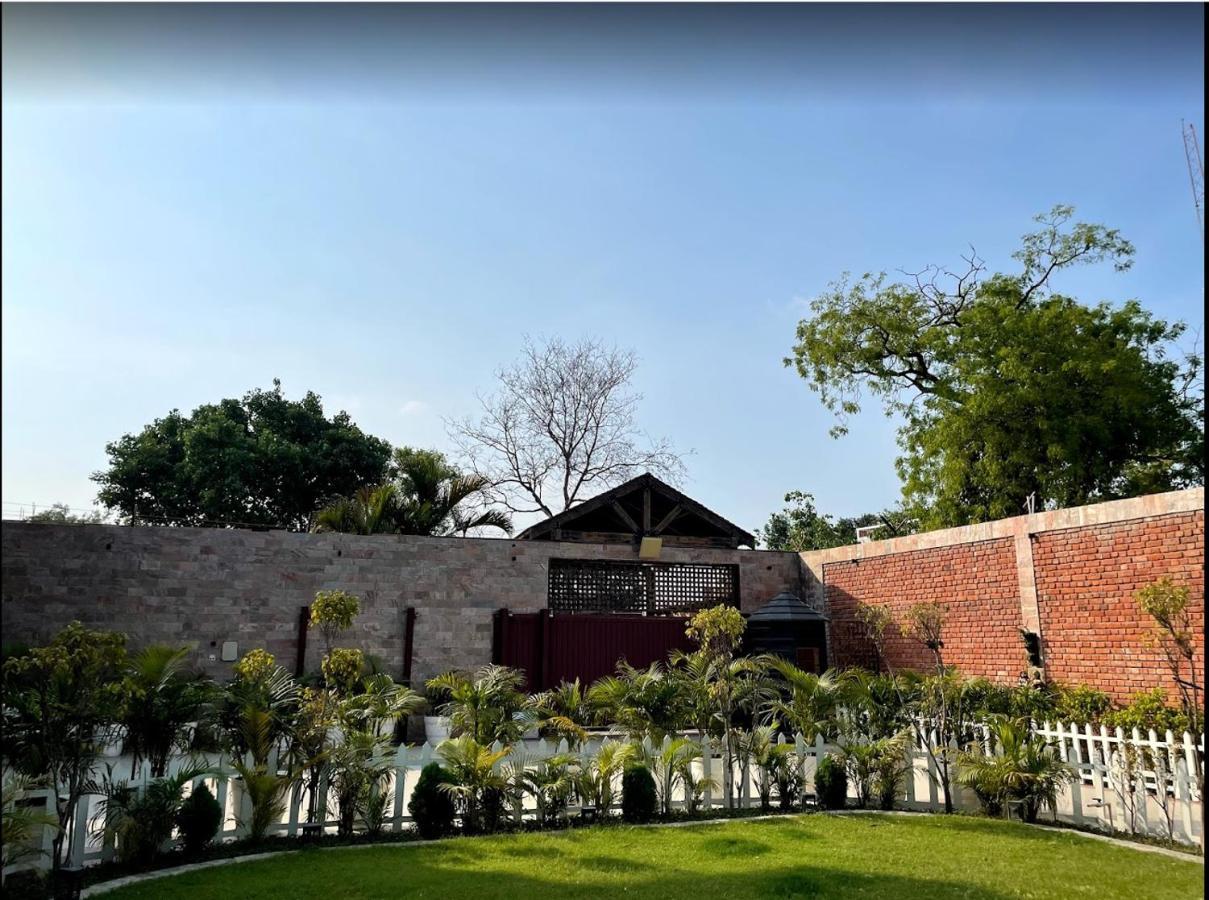 Yashmay Villa Club & Resort Gonda Buitenkant foto