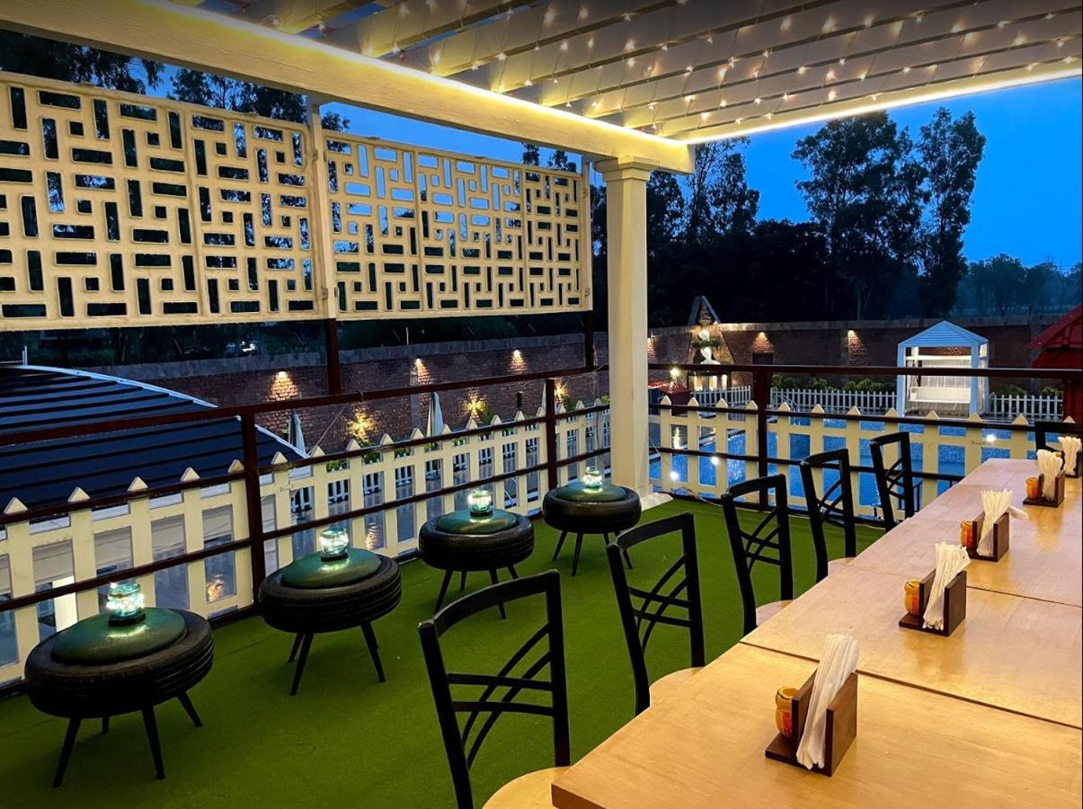 Yashmay Villa Club & Resort Gonda Buitenkant foto