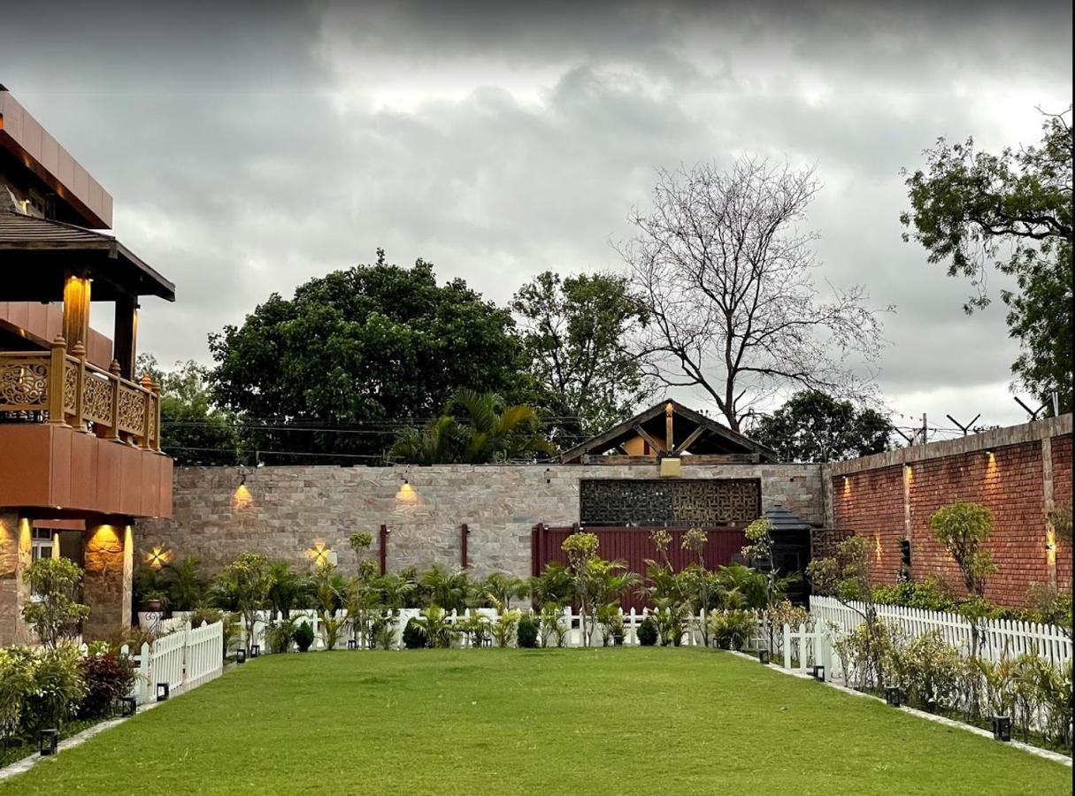Yashmay Villa Club & Resort Gonda Buitenkant foto