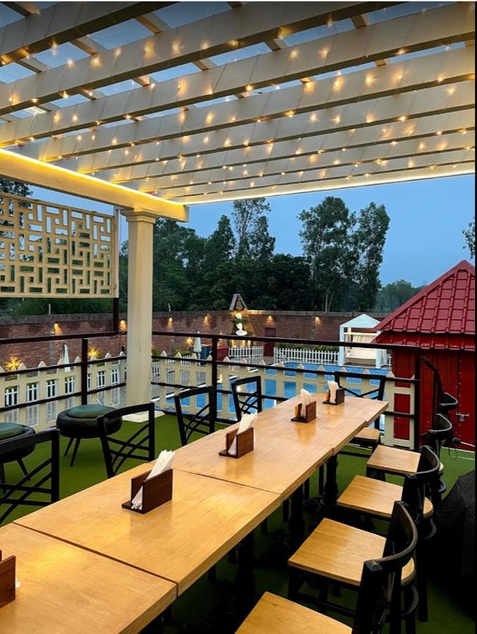 Yashmay Villa Club & Resort Gonda Buitenkant foto