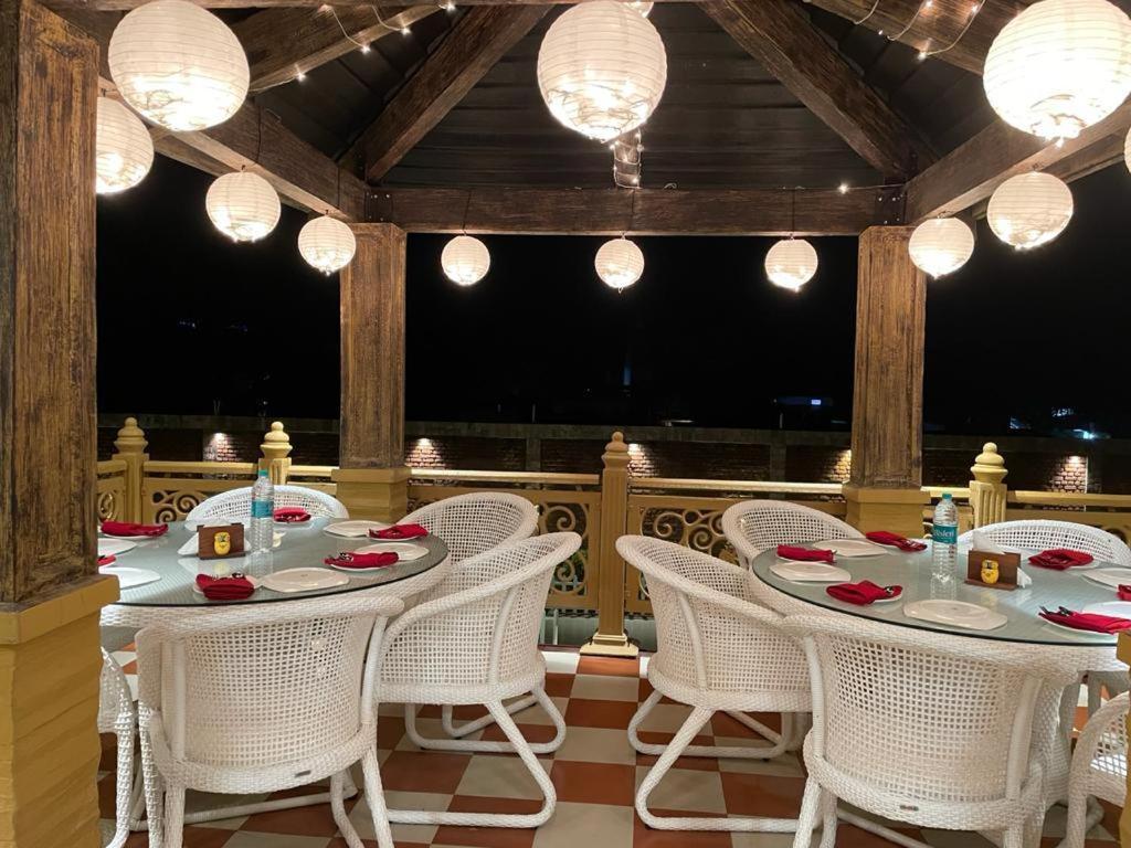 Yashmay Villa Club & Resort Gonda Buitenkant foto