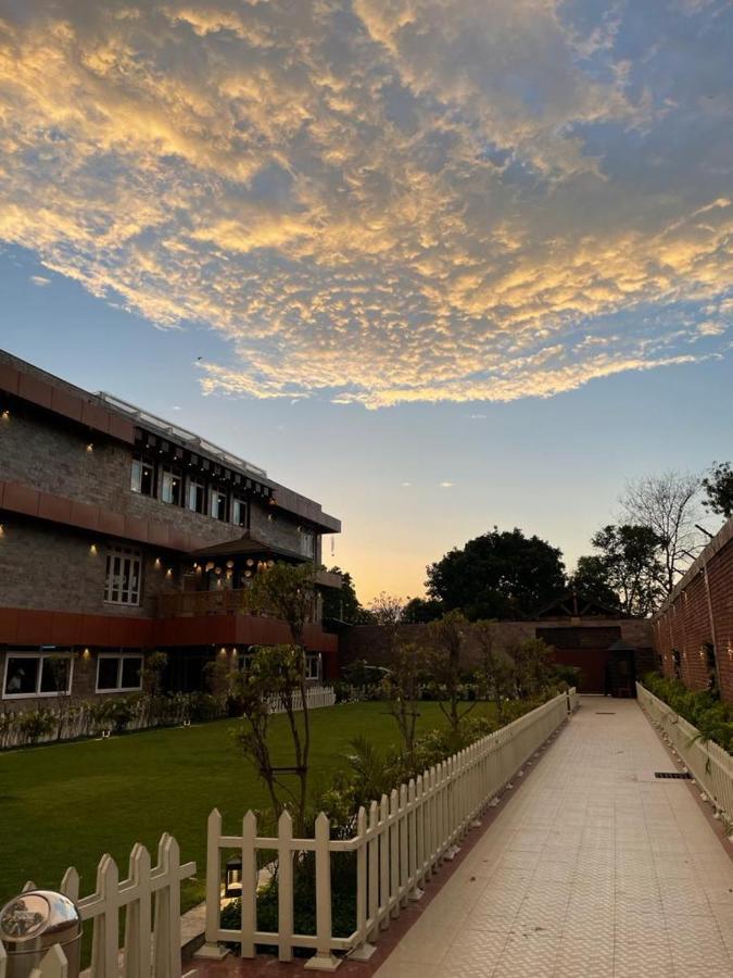 Yashmay Villa Club & Resort Gonda Buitenkant foto