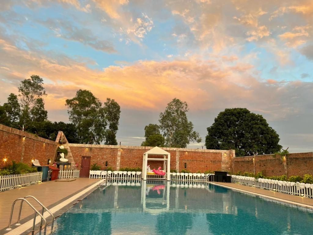 Yashmay Villa Club & Resort Gonda Buitenkant foto