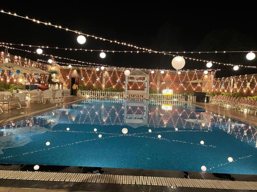 Yashmay Villa Club & Resort Gonda Buitenkant foto