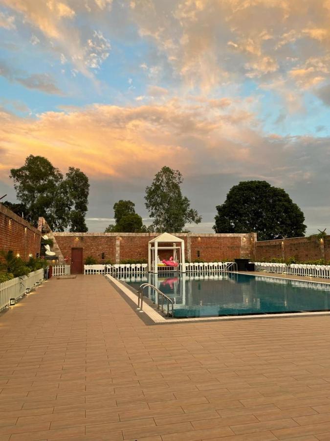 Yashmay Villa Club & Resort Gonda Buitenkant foto